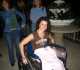 Nicole dans sa chaise roulant